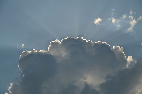 Sonnenstrahlen hinter Wolken